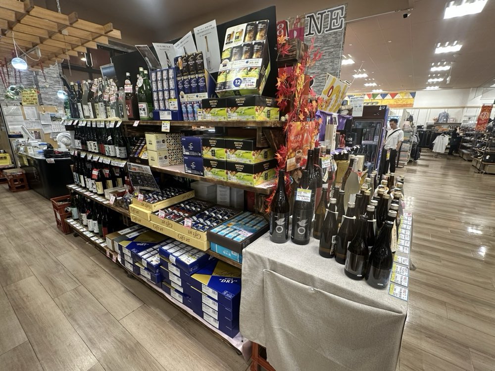 ギフトセットや季節の日本酒が並ぶ店内の様子